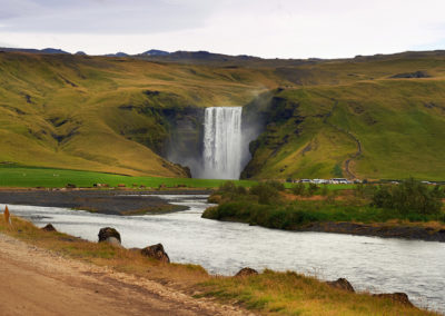 Skogafoss-vandfaldet ved sydkysten på kør-selv ferie bilferie og grupperejser i Island med ISLANDSREJSER