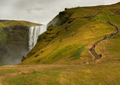 Skogafoss-vandfaldet ved sydkysten på kør-selv ferie bilferie og grupperejser i Island med ISLANDSREJSER