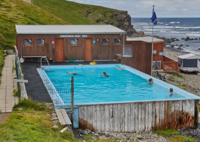 Sønt geotermisk bad ved Strandirkysten ved Vestfjordene på kør-selv ferie og bilferie i Island med ISLANDSREJSER