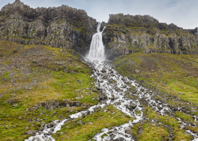 Storslået vandfald ved Djupavik, Vestfjordene på kør-selv ferie og bilferie i Island med ISLANDSREJSER