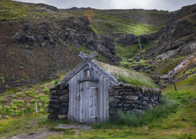 Malerisk hytte ved Vestfjordene på kør-selv ferie og bilferie i Island med ISLANDSREJSER
