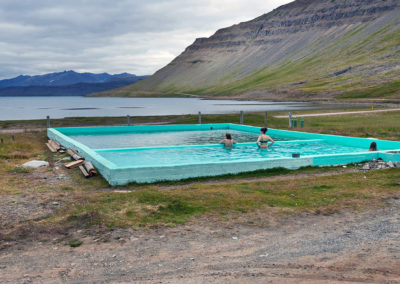 Geotermisk bad ved Vestfjordene på kør-selv ferie og bilferie i Island med ISLANDSREJSER