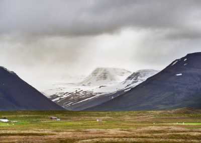 Smukke bjerge på vej med Vestfjordene på kør-selv ferie og bilferie i Island med ISLANDSREJSER