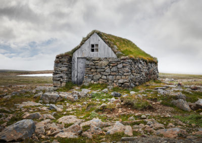 Forladt hytte ved Vestfjordene på kør-selv ferie og bilferie i Island med ISLANDSREJSER