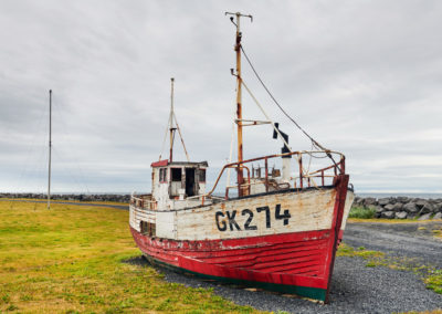 Fiskerbåd ved Gardur på Reykjanes-halvøen på kør-selv ferie bilferie og grupperejser i Island med ISLANDSREJSER