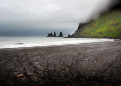 Udsigt til Reynisfjara fra Vik på kør-selv ferie bilferie og grupperejser i Island med ISLANDSREJSER