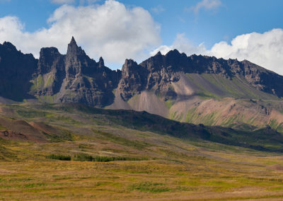 Bjerge på vej med Akureyfi Borgarfjördur Eystri på kør-selv ferie, bilferie og rejser til Island med ISLANDSREJSER