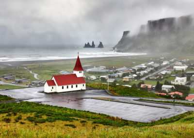 Kirken i Vik med udsigt til Reynisdranger Islandske heste og Reynisdrangar ved Vik på kør-selv ferie, bilferie og rejser til Island med ISLANDSREJSER