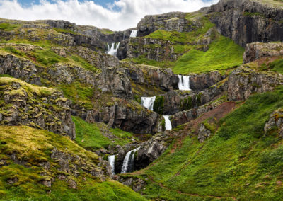 klifbrekkufossar ved Mjoifjördur på kør-selv ferie, bilferie og rejser til Island med ISLANDSREJSER