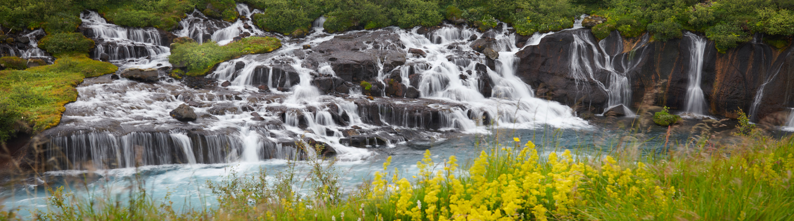 Hraunfossar-vandfaldet ved Borgarnes- vandfald i Island