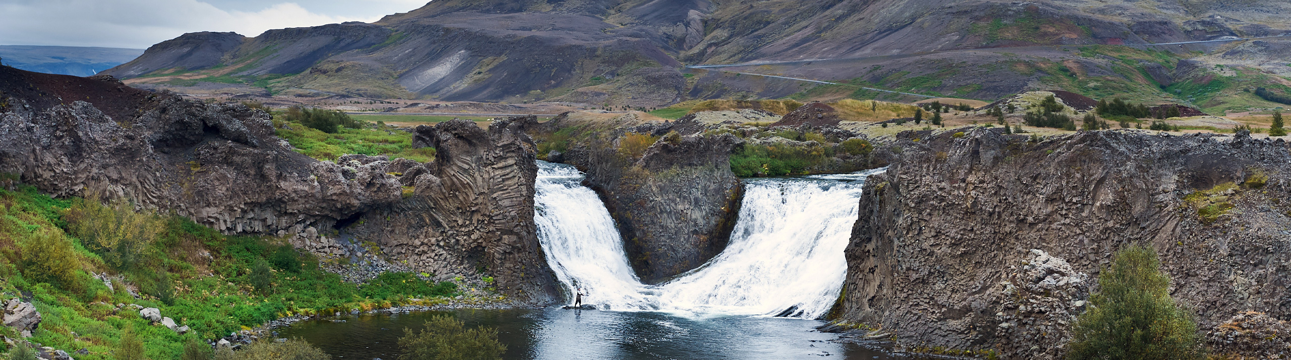 Hjalparfoss vandfaldet - vandfald i Island