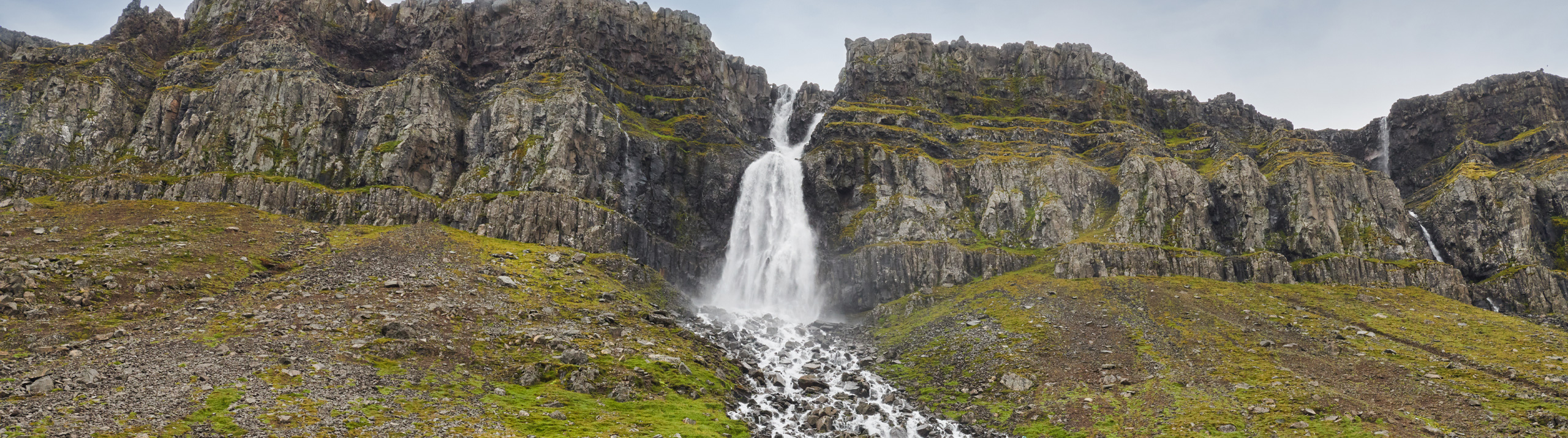 Djupavikurfoss vandfaldet - vandfald i Island