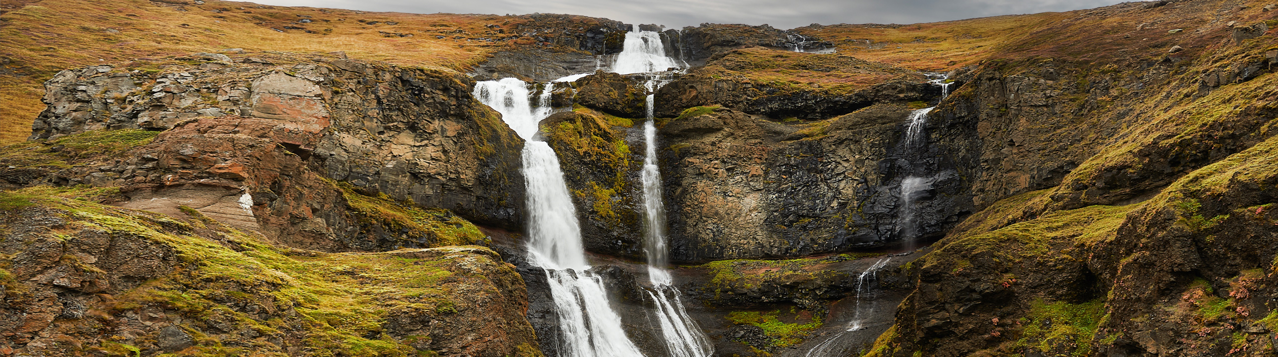 Rjukandi vandfaldet - vandfald i Island