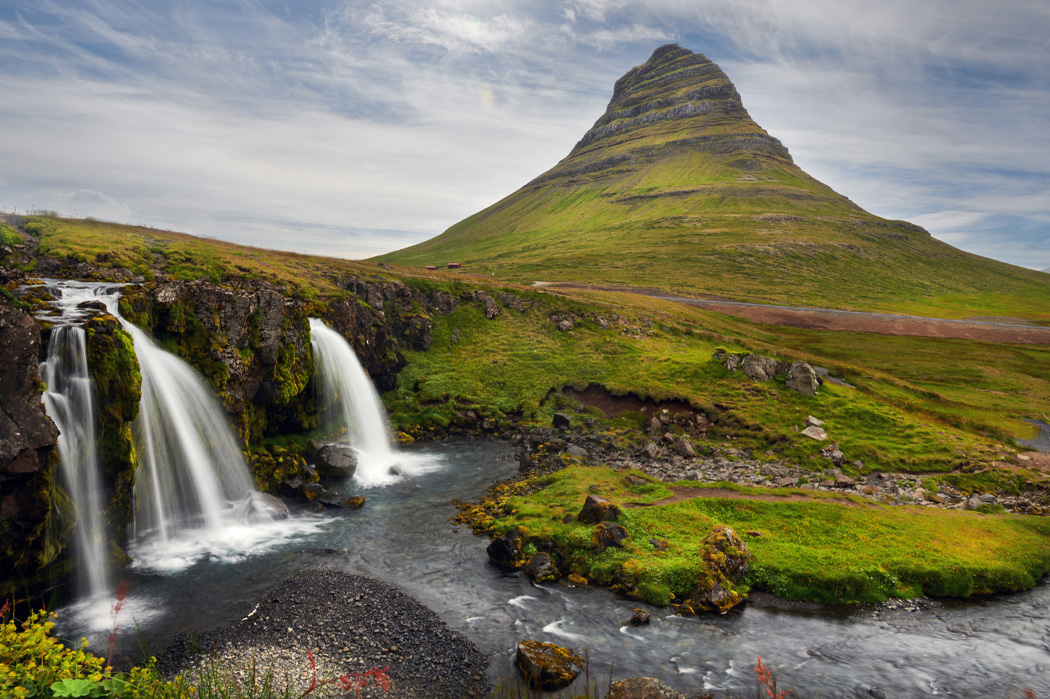 Kirkjufellsfoss og Kirkjufell på Snæfellsnes-halvøen - vandfald i Island