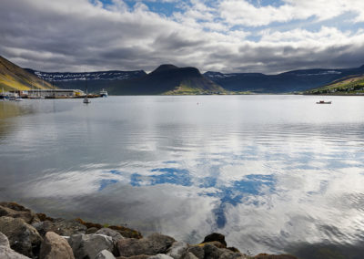 Kajaktur ved Isafjördur - sejl i en af de smukke fjorde ved Vestfjrodene - aktiviteter i Island med ISLANDSREJSER