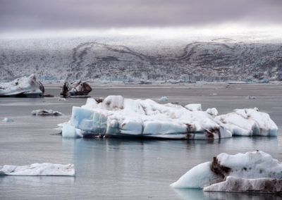 Jökulsárlón kajaktur - sejl på den store glegsjerlagune ved Vatnajökull-gletsjeren - aktiviteter i Island med ISLANDSREJSER