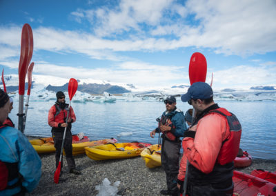 Kajaktur på Jökulsárlón - sejl på den store glegsjerlagune ved Vatnajökull-gletsjeren - aktiviteter i Island med ISLANDSREJSER