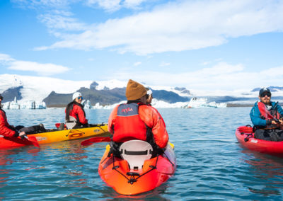 Kajaktur på Jökulsárlón - sejl på den store glegsjerlagune ved Vatnajökull-gletsjeren - aktiviteter i Island med ISLANDSREJSER