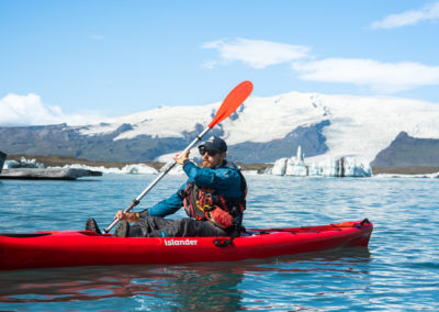 Kajaktur på Jökulsárlón - sejl på den store glegsjerlagune ved Vatnajökull-gletsjeren - aktiviteter i Island med ISLANDSREJSER