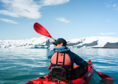 Kajaktur på Jökulsárlón - sejl på den store glegsjerlagune ved Vatnajökull-gletsjeren - aktiviteter i Island med ISLANDSREJSER