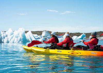 Kajaktur på Jökulsárlón - sejl på den store glegsjerlagune ved Vatnajökull-gletsjeren - aktiviteter i Island med ISLANDSREJSER
