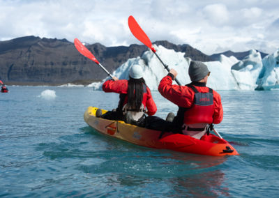 Kajaktur på Jökulsárlón - sejl på den store glegsjerlagune ved Vatnajökull-gletsjeren - aktiviteter i Island med ISLANDSREJSER