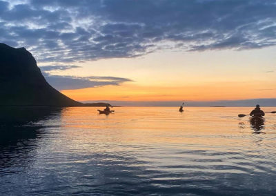 Kajaktur ved Kirkjufell - sejl ved det ikoniske bjerg i Island - aktiviteter i Island med ISLANDSREJSER
