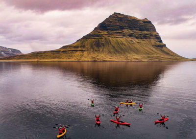 Kajaktur ved Kirkjufell - sejl ved det ikoniske bjerg i Island - aktiviteter i Island med ISLANDSREJSER