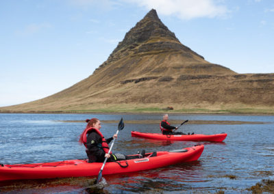 Kajaktur ved Kirkjufell - sejl ved det ikoniske bjerg i Island - aktiviteter i Island med ISLANDSREJSER