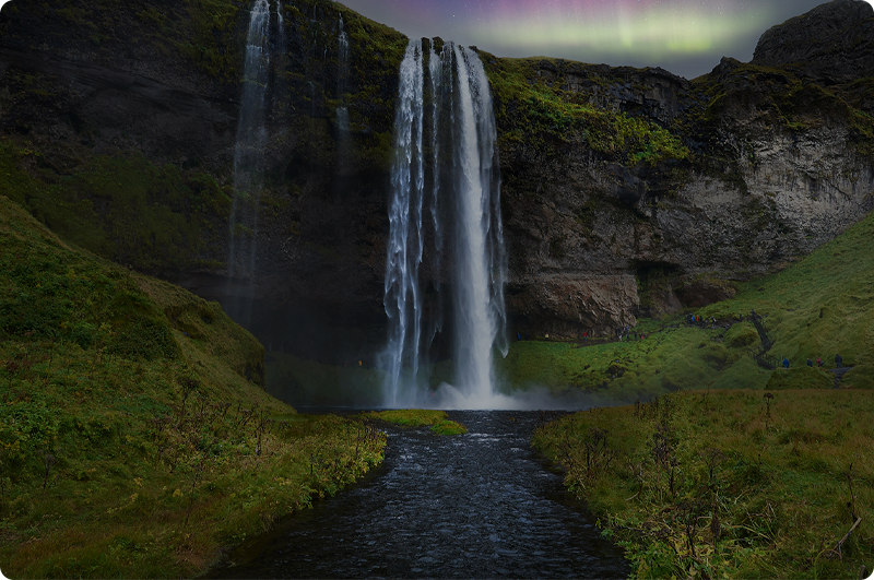 Seljalandsfoss under nordlys og rejser til Island - kør-selv ferie og bilferie med ISLANDSREJSER