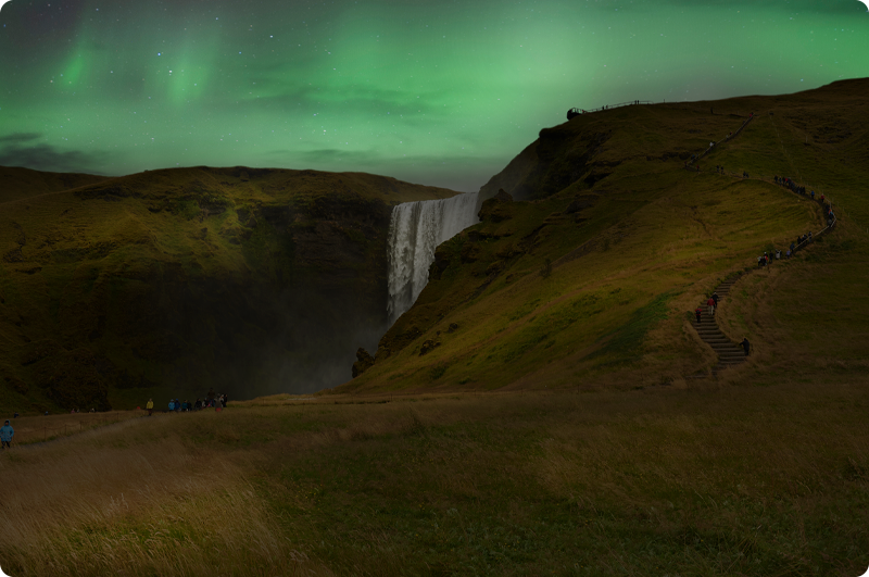 Skogafoss under nordlys og rejser til Island - kør-selv ferie og bilferie med ISLANDSREJSER