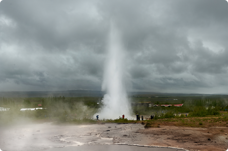 Strokkur ved Geysir og rejser til Island - kør-selv ferie og bilferie med ISLANDSREJSER