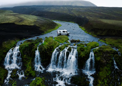 Camper van og rejser til Island med ISLANDSREJSER - Camp Big Foot ved et smukt vandfald