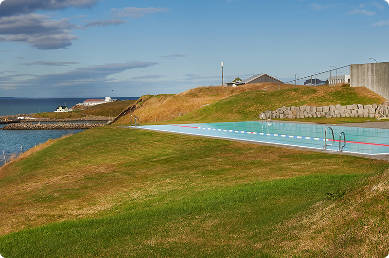 Kør-selv ferie og bilferie i Island med ISLANDSREJSER- Hofsos infinity-pool